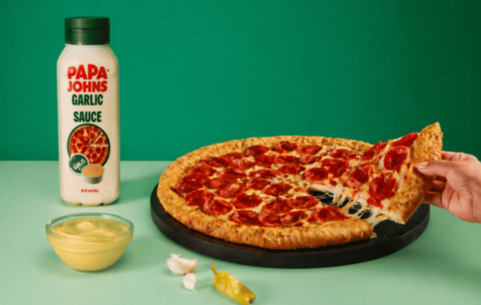 Papa Johns va proposer sa célèbre sauce à l'ail dans les épiceries cet été.